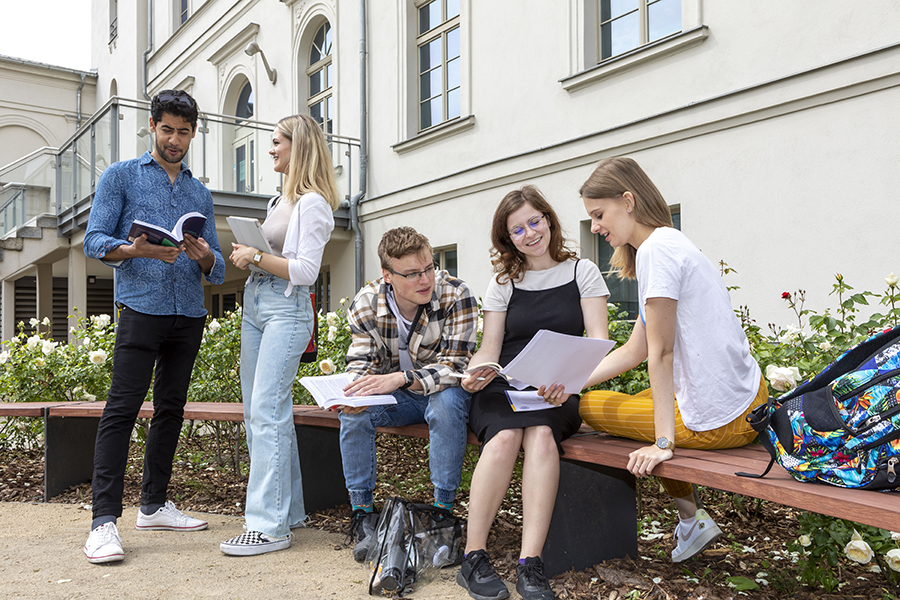 Viadrina-Studierende treffen sich am Logenhaus