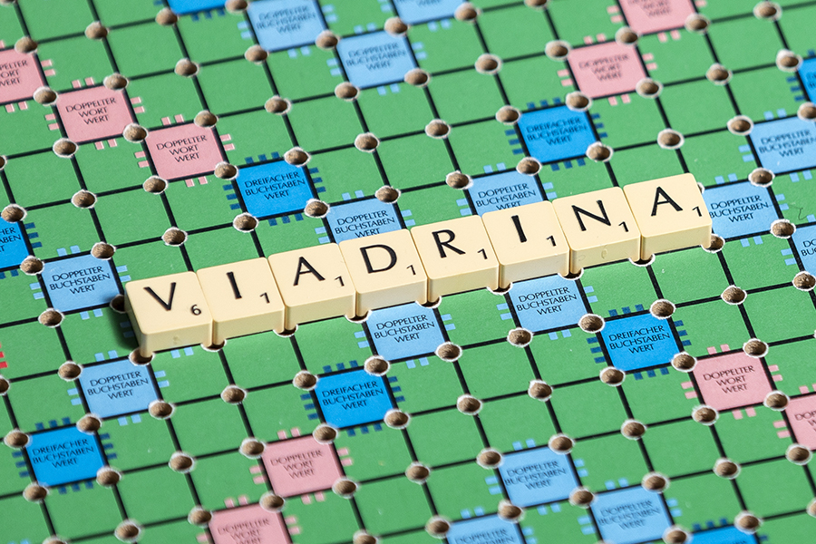 Wort "Viadrina" auf Scrabble-Brett, Ansicht von oben